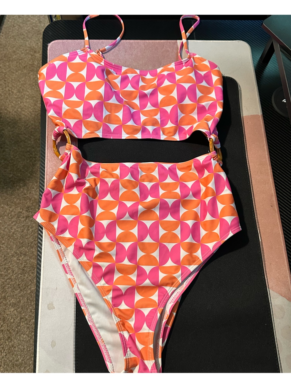 Pink Lily ONE-PIECE swimsuit, size M. 👙
Pink/orange/white retro geometric print